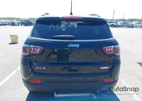 2022 Jeep Compass Latitude 4X4 z USA, uszkodzony, nr VIN 3C4NJDBB4NT151989